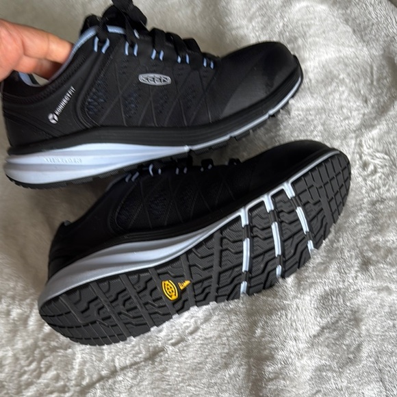 Keen Black Athletic Shoes with Streamlined Design - Picture 1 of 4